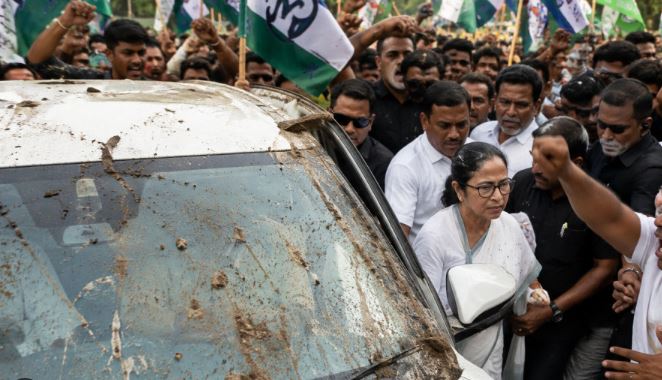 Mamata Banerjee Convoy Attack: ममता बनर्जी के काफिले पर हमला, कार पर फेंका पत्थर-कीचड़, लोगों ने लगाए ‘चोर-चोर’ के नारे